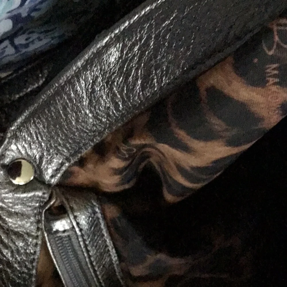 b.Makowsky Silver leather bag with pockets with silver studs